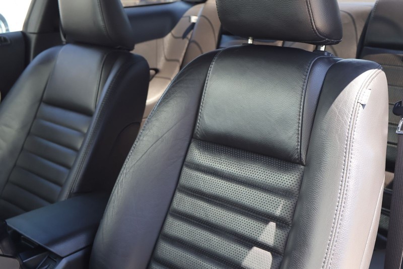 Ford Mustang Vehicle Full-screen Gallery Image 17