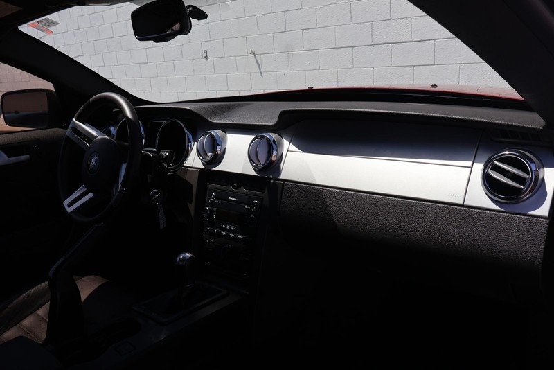 Ford Mustang Vehicle Full-screen Gallery Image 18