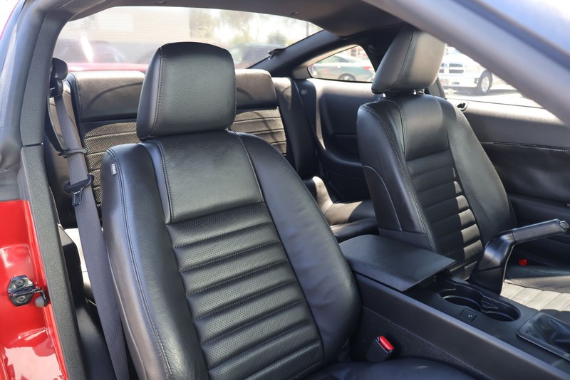 Ford Mustang Vehicle Full-screen Gallery Image 19