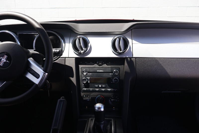 Ford Mustang Vehicle Full-screen Gallery Image 21