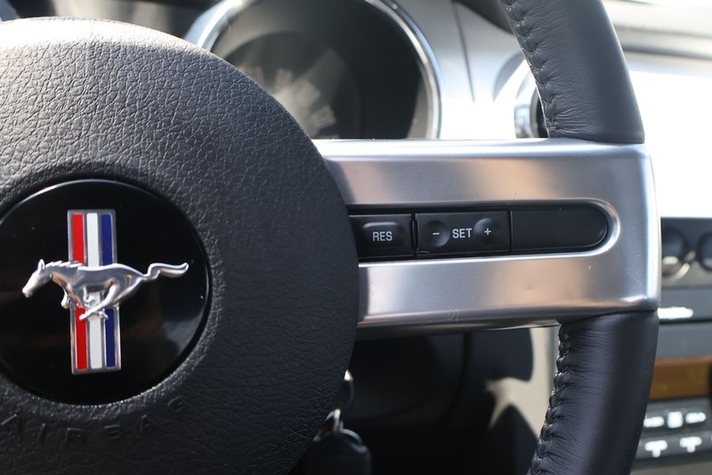 Ford Mustang Vehicle Full-screen Gallery Image 25