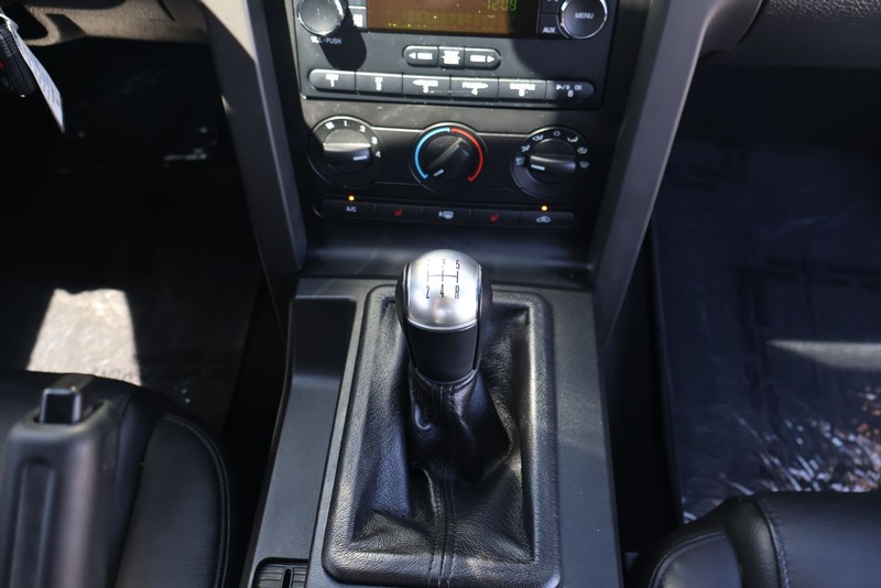 Ford Mustang Vehicle Full-screen Gallery Image 26