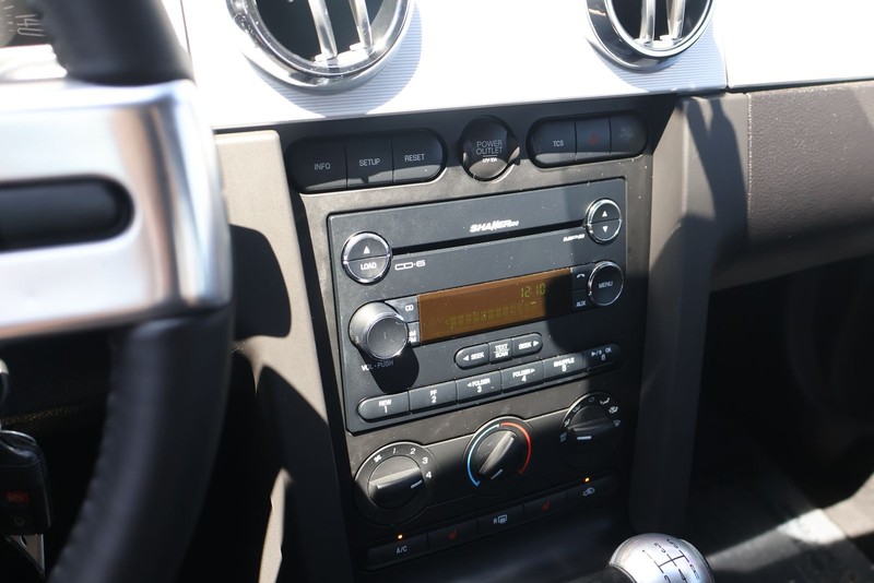 Ford Mustang Vehicle Full-screen Gallery Image 28