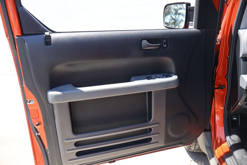 Honda Element Vehicle Full-screen Gallery Image 12