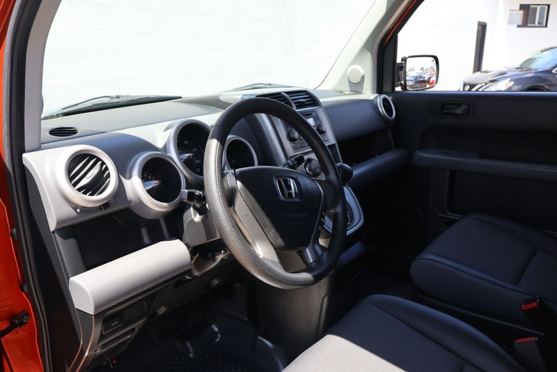 Honda Element Vehicle Full-screen Gallery Image 13