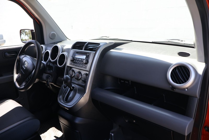 Honda Element Vehicle Full-screen Gallery Image 16