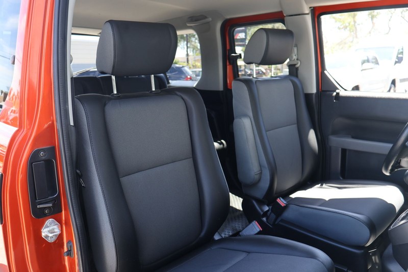 Honda Element Vehicle Full-screen Gallery Image 17