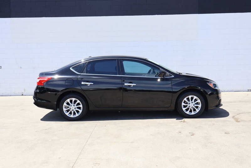 Nissan Sentra Vehicle Full-screen Gallery Image 04