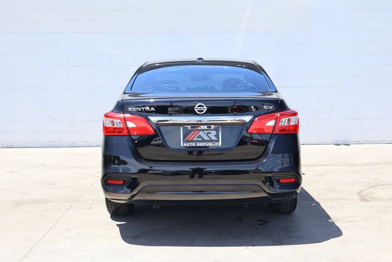 Nissan Sentra Vehicle Full-screen Gallery Image 06