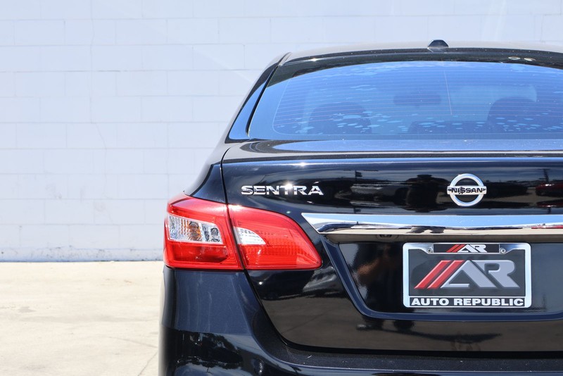 Nissan Sentra Vehicle Full-screen Gallery Image 07