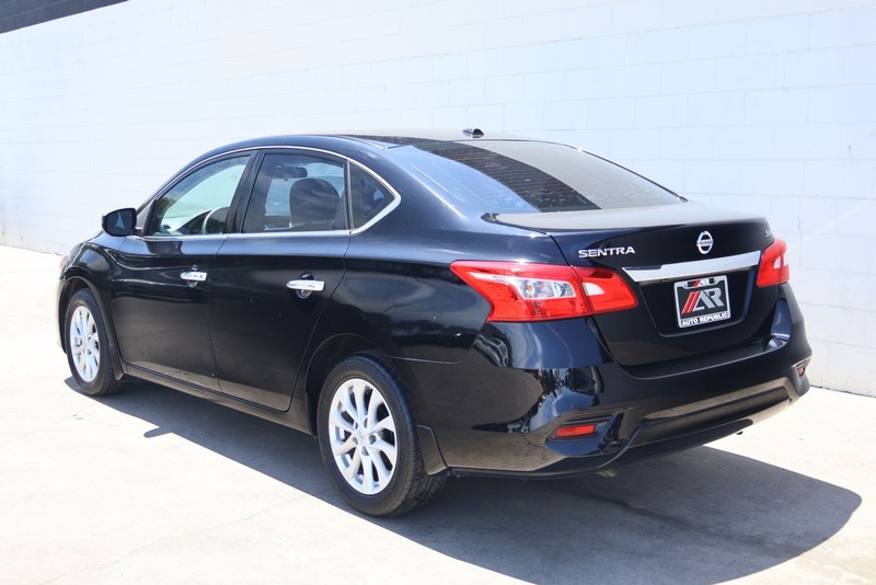 Nissan Sentra Vehicle Full-screen Gallery Image 09