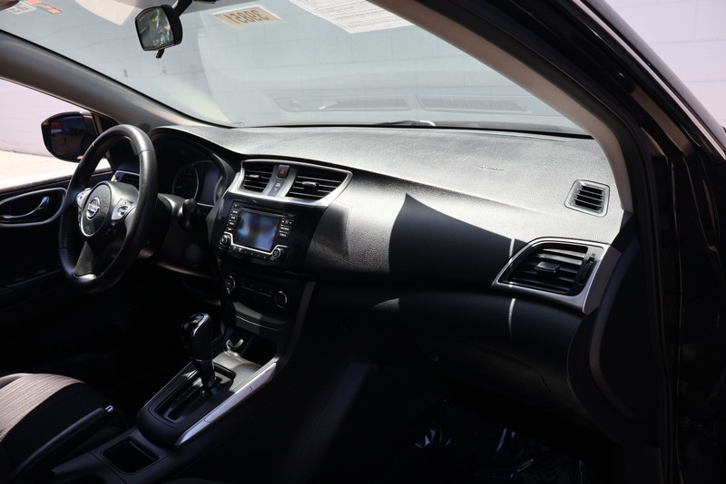 Nissan Sentra Vehicle Full-screen Gallery Image 18