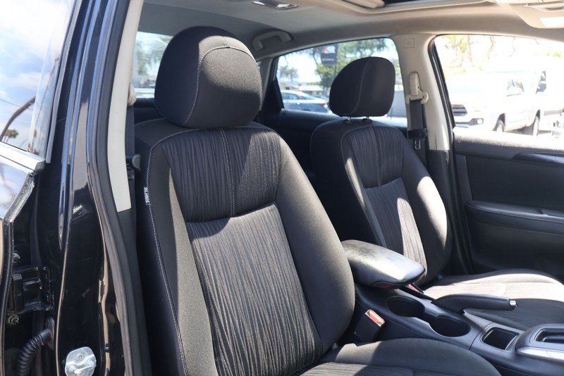 Nissan Sentra Vehicle Full-screen Gallery Image 19