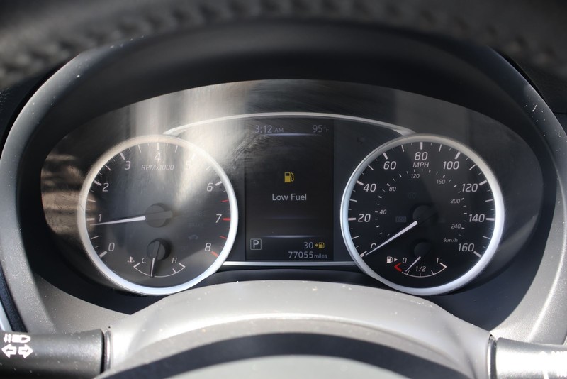Nissan Sentra Vehicle Full-screen Gallery Image 22