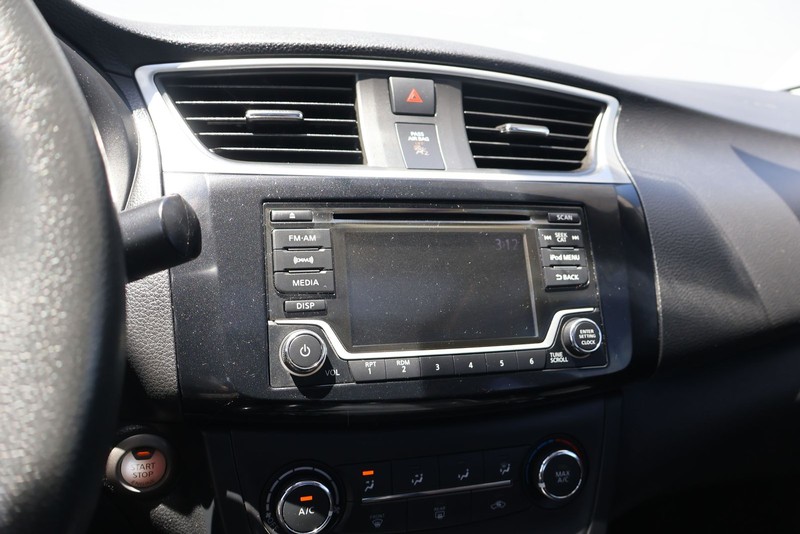 Nissan Sentra Vehicle Full-screen Gallery Image 27
