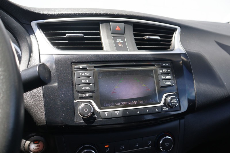 Nissan Sentra Vehicle Full-screen Gallery Image 28