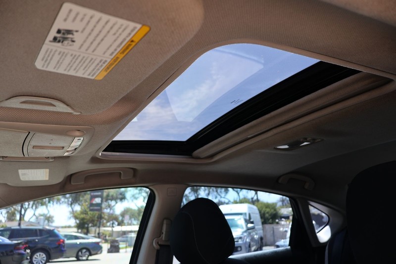 Nissan Sentra Vehicle Full-screen Gallery Image 30
