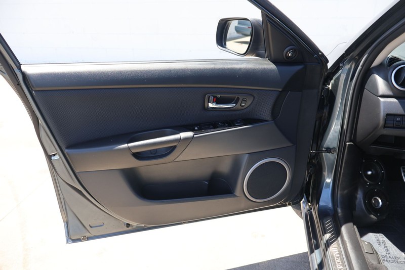 Mazda Mazda3 Hatchback Vehicle Full-screen Gallery Image 14