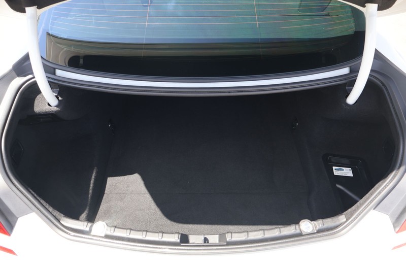 BMW 6 Series Vehicle Full-screen Gallery Image 08