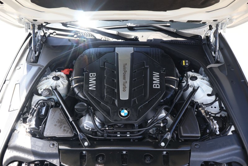 BMW 6 Series Vehicle Full-screen Gallery Image 12