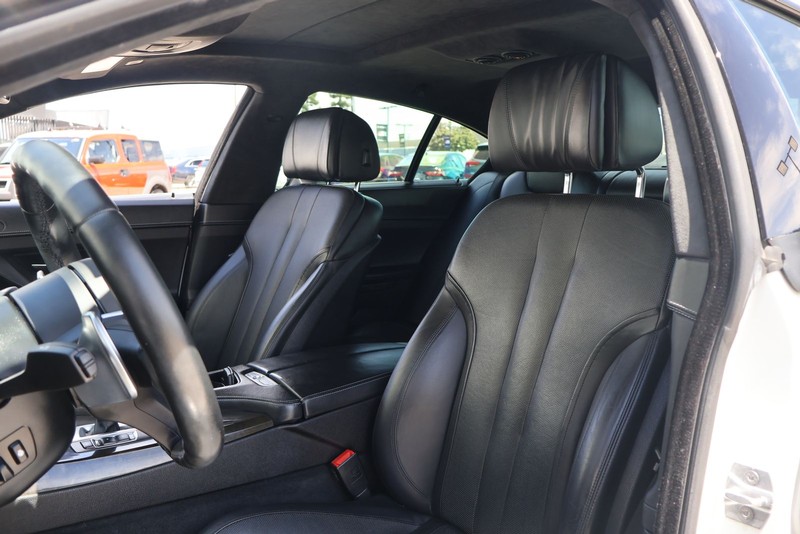 BMW 6 Series Vehicle Full-screen Gallery Image 16