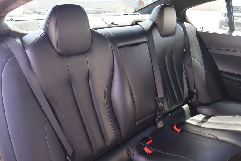 BMW 6 Series Vehicle Full-screen Gallery Image 20