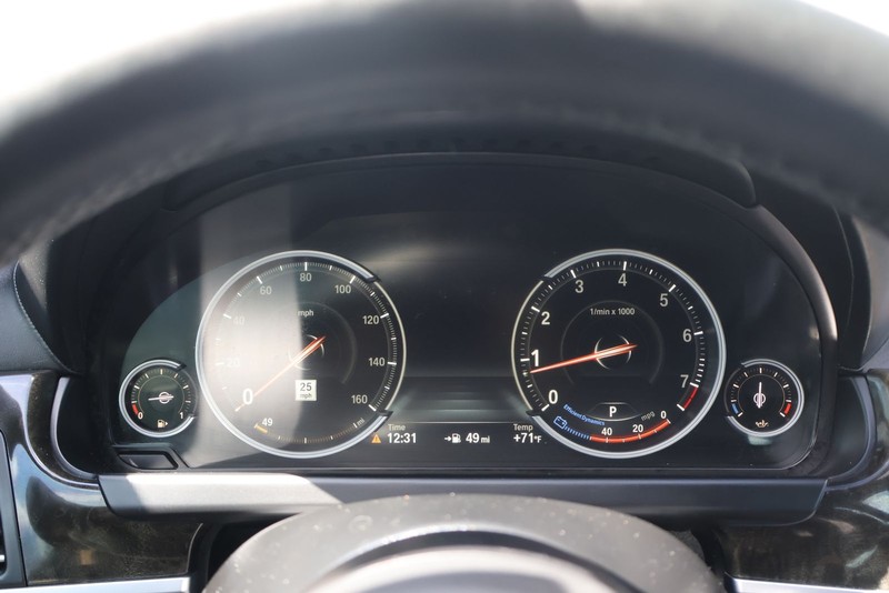BMW 6 Series Vehicle Full-screen Gallery Image 23