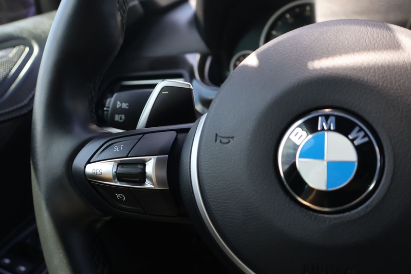 BMW 6 Series Vehicle Full-screen Gallery Image 26