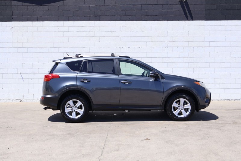 Toyota RAV4 Vehicle Full-screen Gallery Image 04