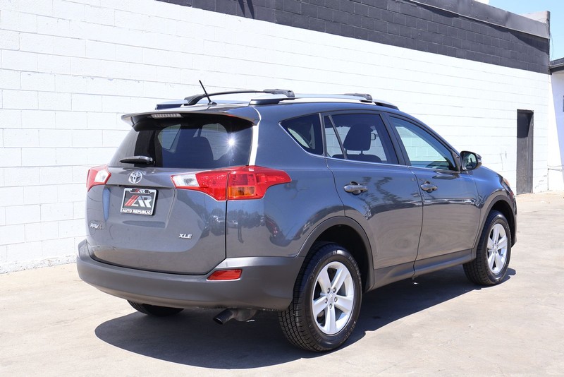 Toyota RAV4 Vehicle Full-screen Gallery Image 05