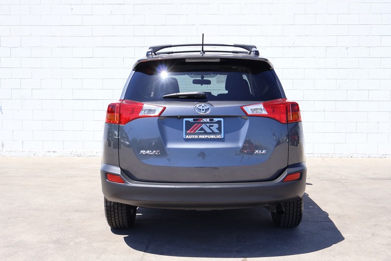 Toyota RAV4 Vehicle Full-screen Gallery Image 06