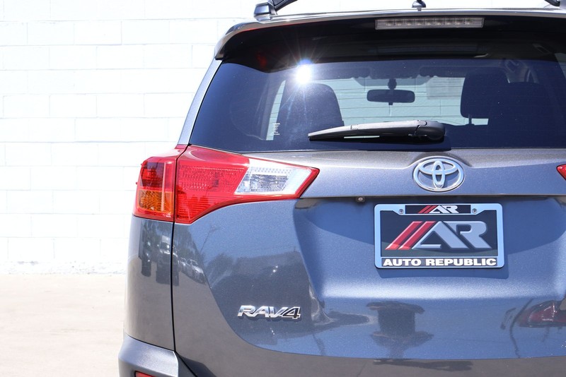 Toyota RAV4 Vehicle Full-screen Gallery Image 07