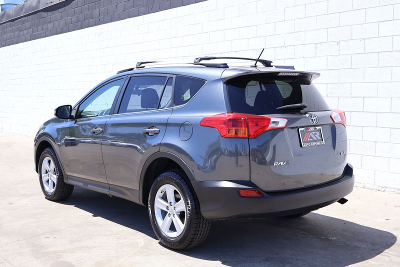Toyota RAV4 Vehicle Full-screen Gallery Image 09