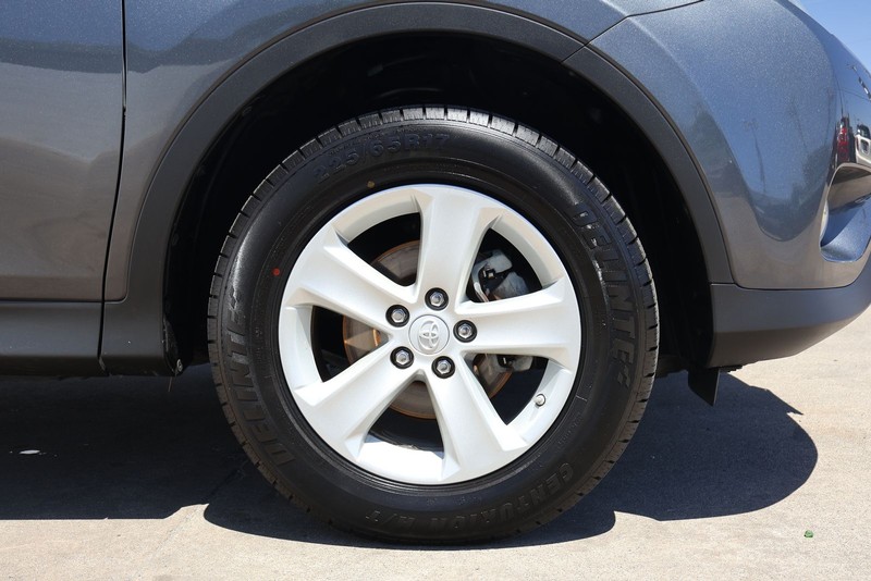 Toyota RAV4 Vehicle Full-screen Gallery Image 13