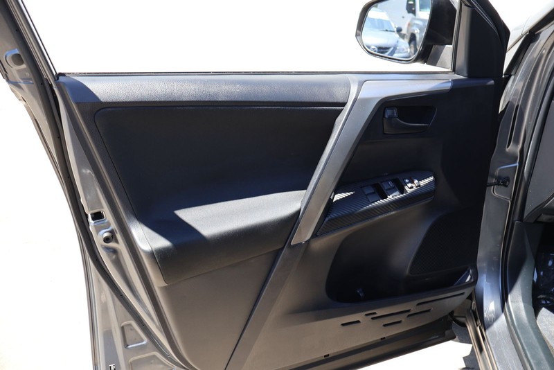 Toyota RAV4 Vehicle Full-screen Gallery Image 14