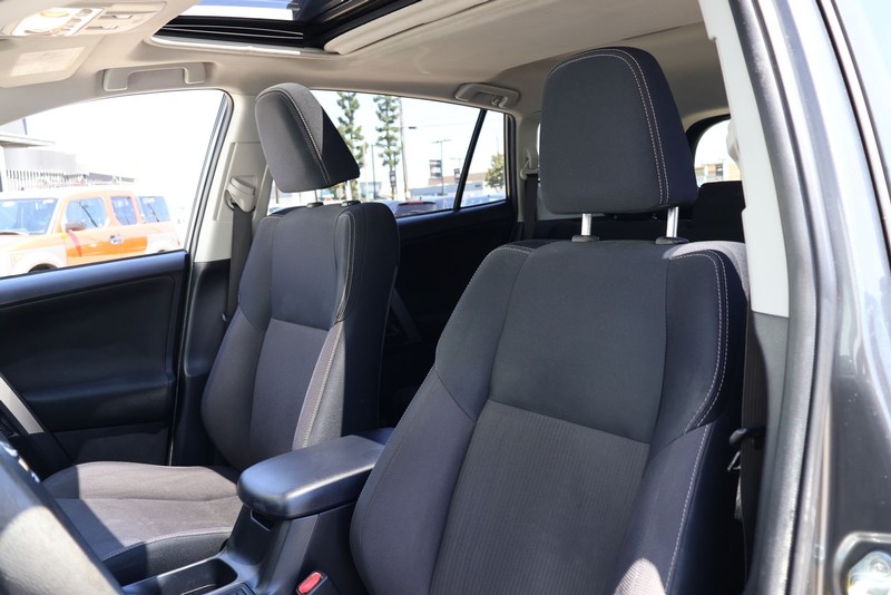 Toyota RAV4 Vehicle Full-screen Gallery Image 16