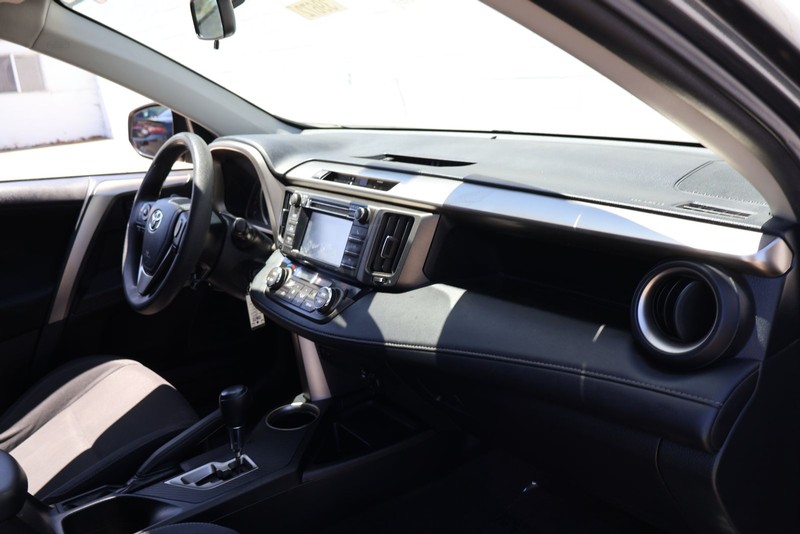 Toyota RAV4 Vehicle Full-screen Gallery Image 18