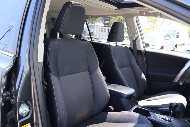 Toyota RAV4 Vehicle Full-screen Gallery Image 19