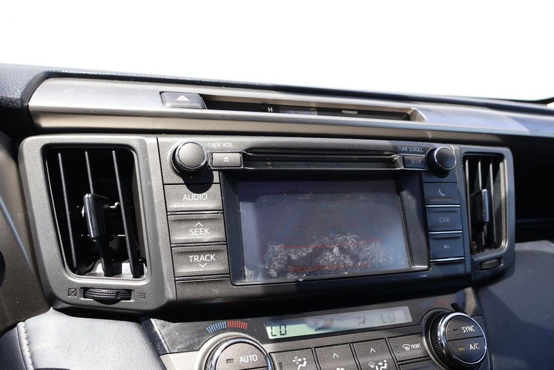 Toyota RAV4 Vehicle Full-screen Gallery Image 28