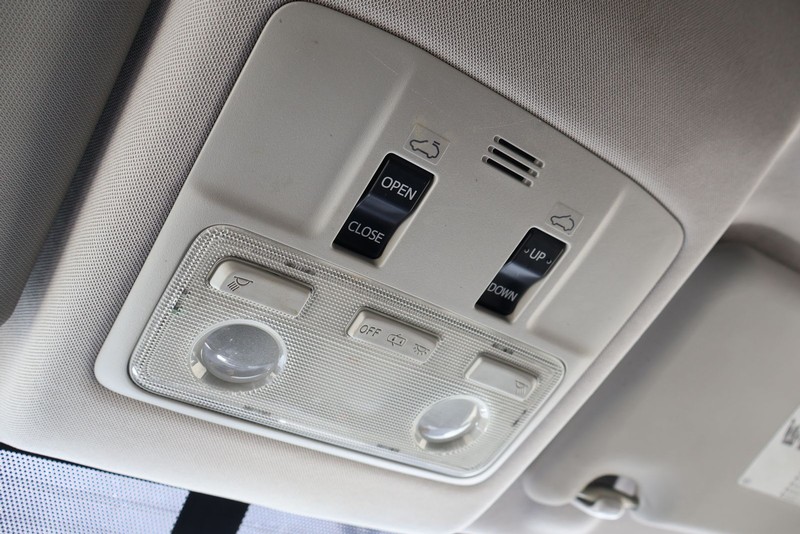 Toyota RAV4 Vehicle Full-screen Gallery Image 30