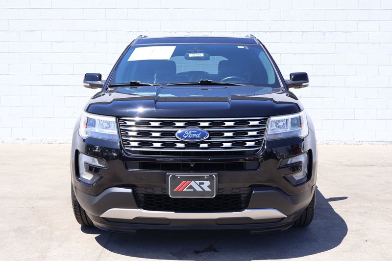 Ford Explorer Vehicle Full-screen Gallery Image 02