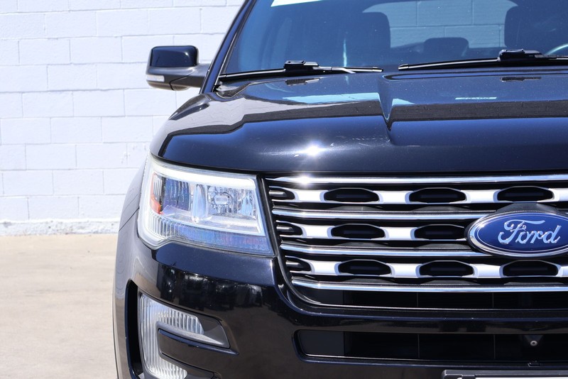 Ford Explorer Vehicle Full-screen Gallery Image 03