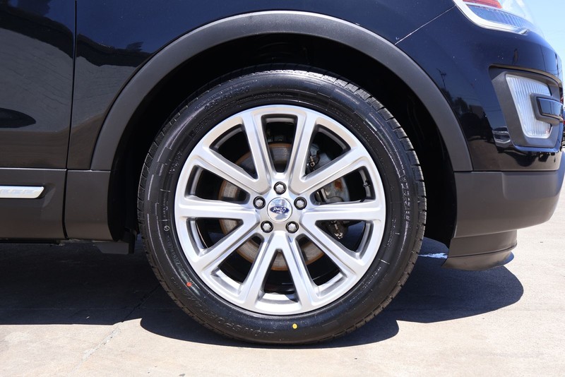Ford Explorer Vehicle Full-screen Gallery Image 13