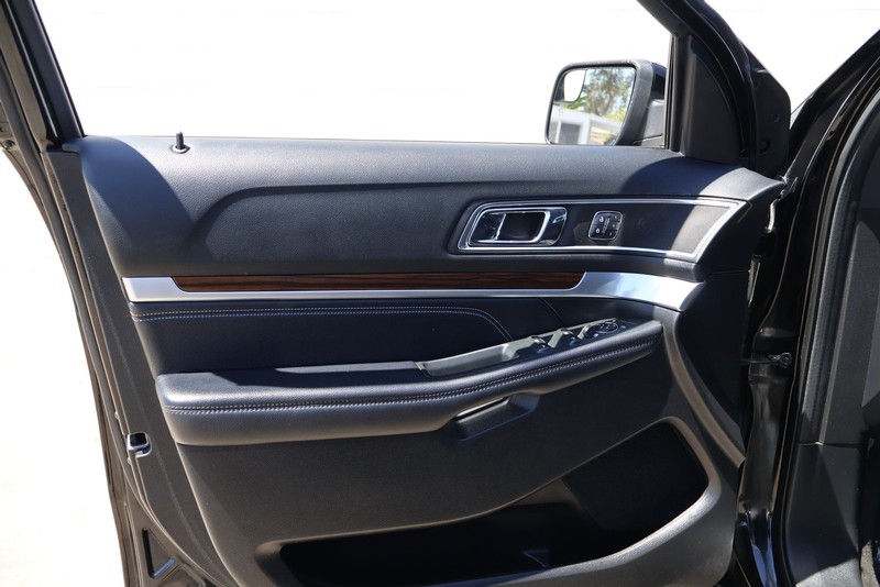 Ford Explorer Vehicle Full-screen Gallery Image 14