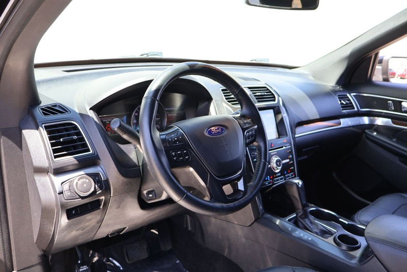 Ford Explorer Vehicle Full-screen Gallery Image 15