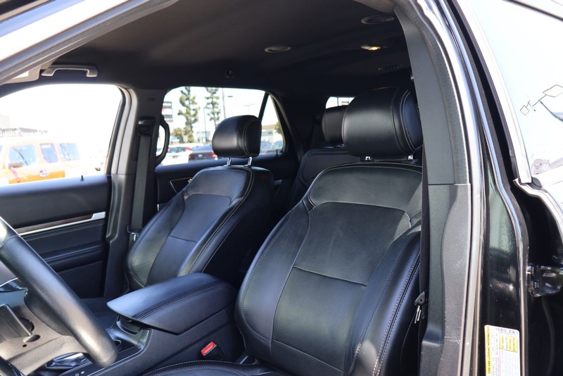 Ford Explorer Vehicle Full-screen Gallery Image 16