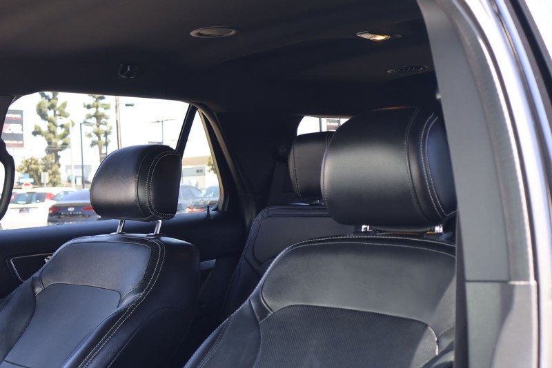 Ford Explorer Vehicle Full-screen Gallery Image 17