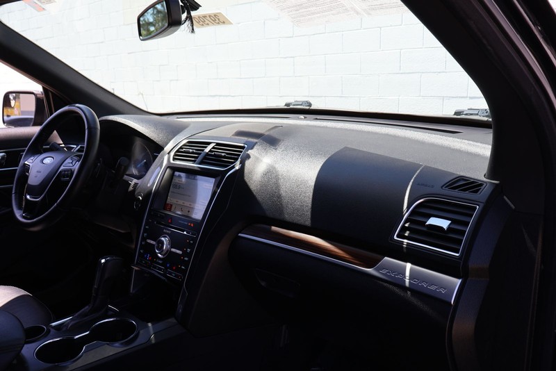 Ford Explorer Vehicle Full-screen Gallery Image 18