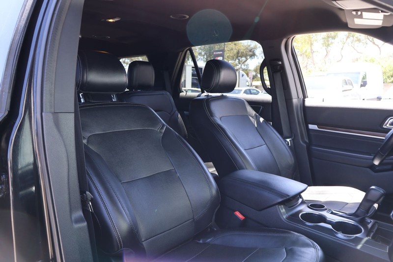 Ford Explorer Vehicle Full-screen Gallery Image 19