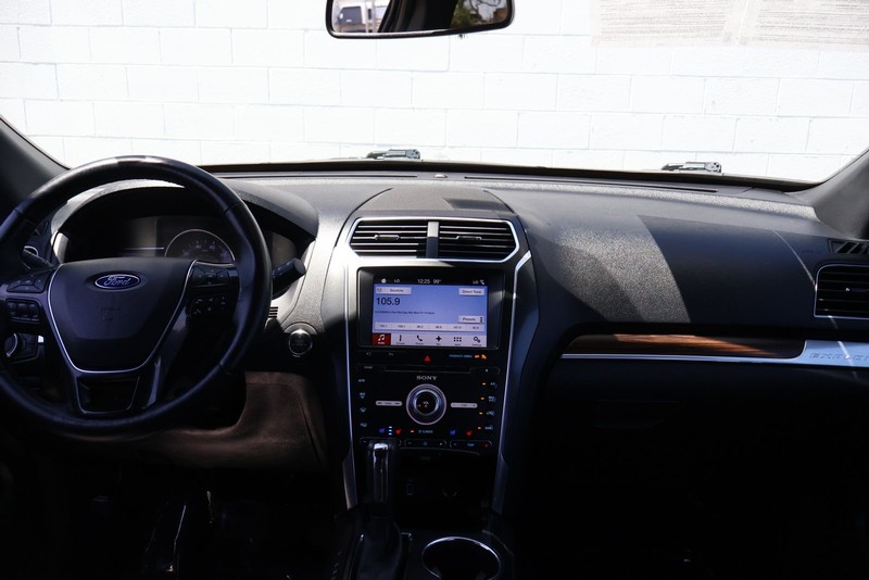 Ford Explorer Vehicle Full-screen Gallery Image 22